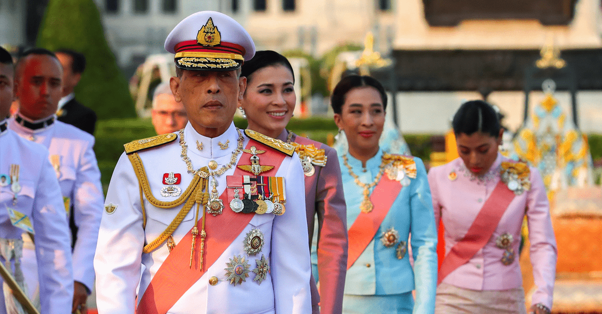 Kontroverzný thajský kráľ porušil karanténu. Urobil si 19 000 kilometrov dlhý výlet na párty