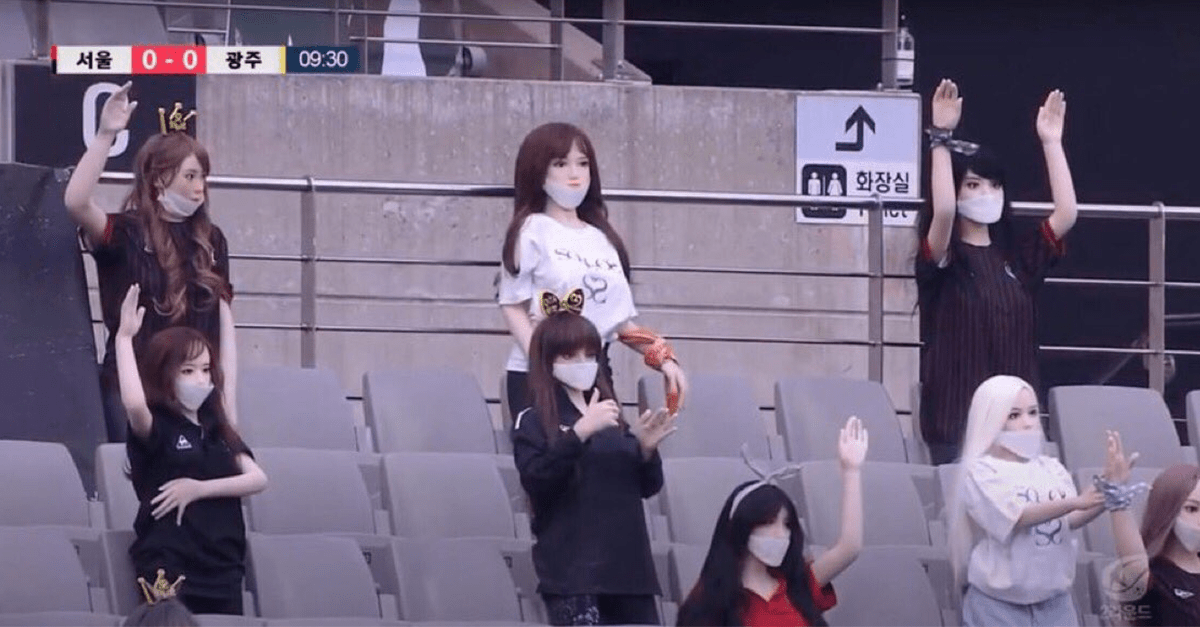 Kórejský futbalový tím sa musel ospravedlniť za použitie sexuálnych figurín na zaplnenie štadióna