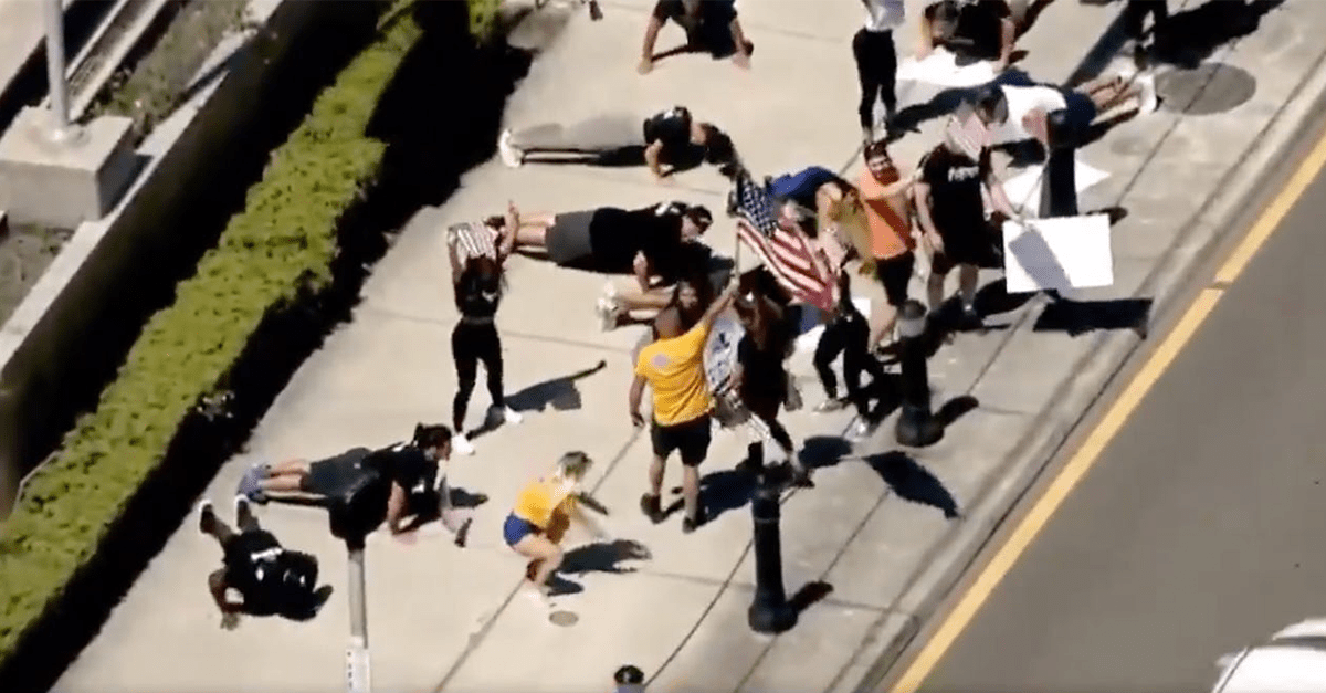 Skupina protestujúcich drepovala a kľukovala pred budovou súdu. Žiadajú, aby konečne otvorili fitká