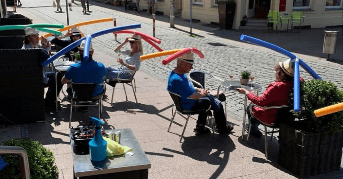 Nemecká kaviareň dáva zákazníkom špeciálne klobúky z penových slížov, ktoré zaisťujú dodržiavanie sociálneho odstupu