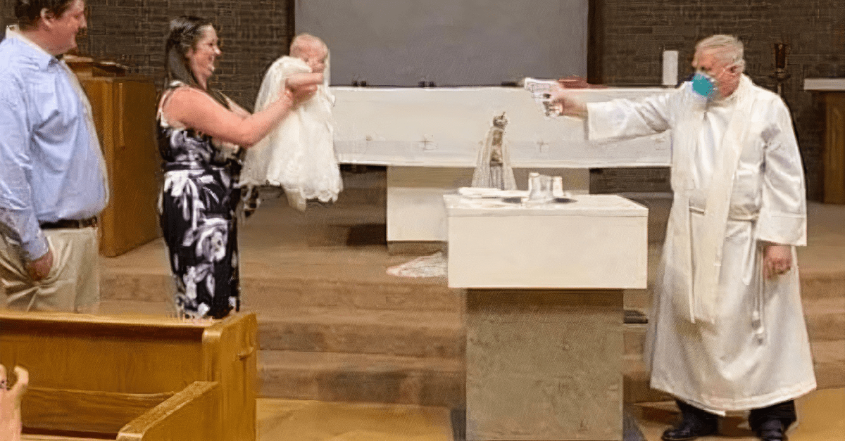 Internet obletel virálny obrázok: Kňaz počas pandémie krstil deti vodnou pištoľou