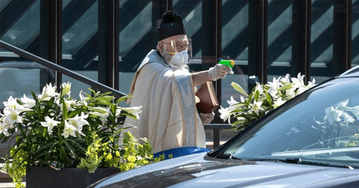 Kňaz striekal svätenú vodu na veriacich z vodnej pištole, aby dodržal dostatočný sociálny odstup