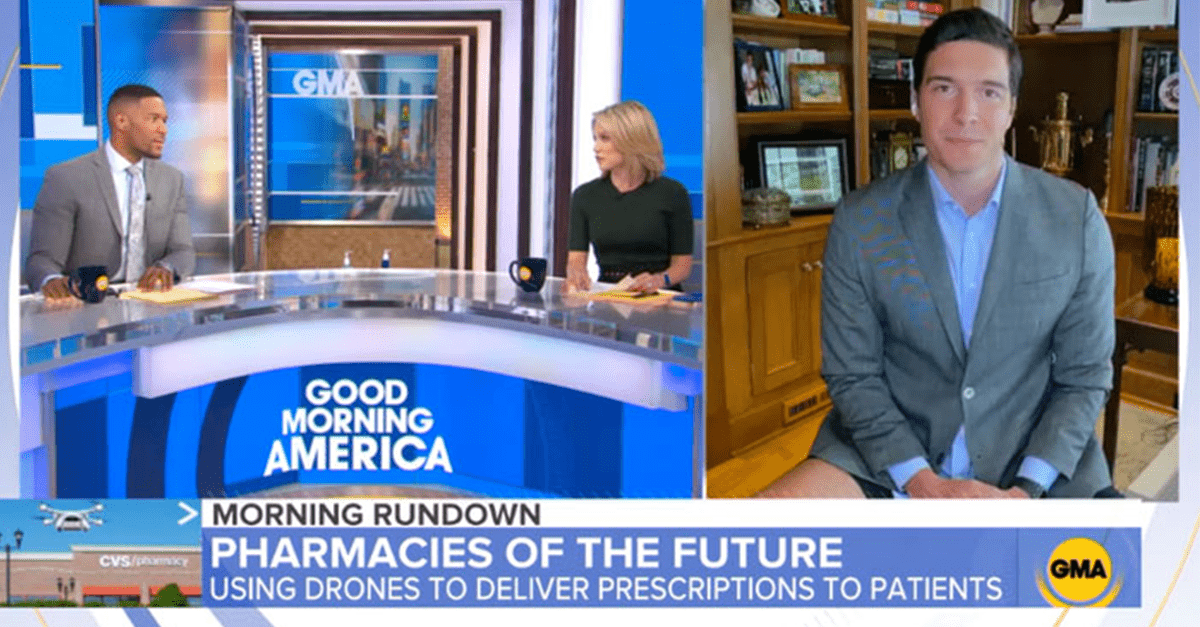 Reportér vysielal naživo do televízie len v saku a trenkách. Kameru si však omylom nastavil až príliš nízko