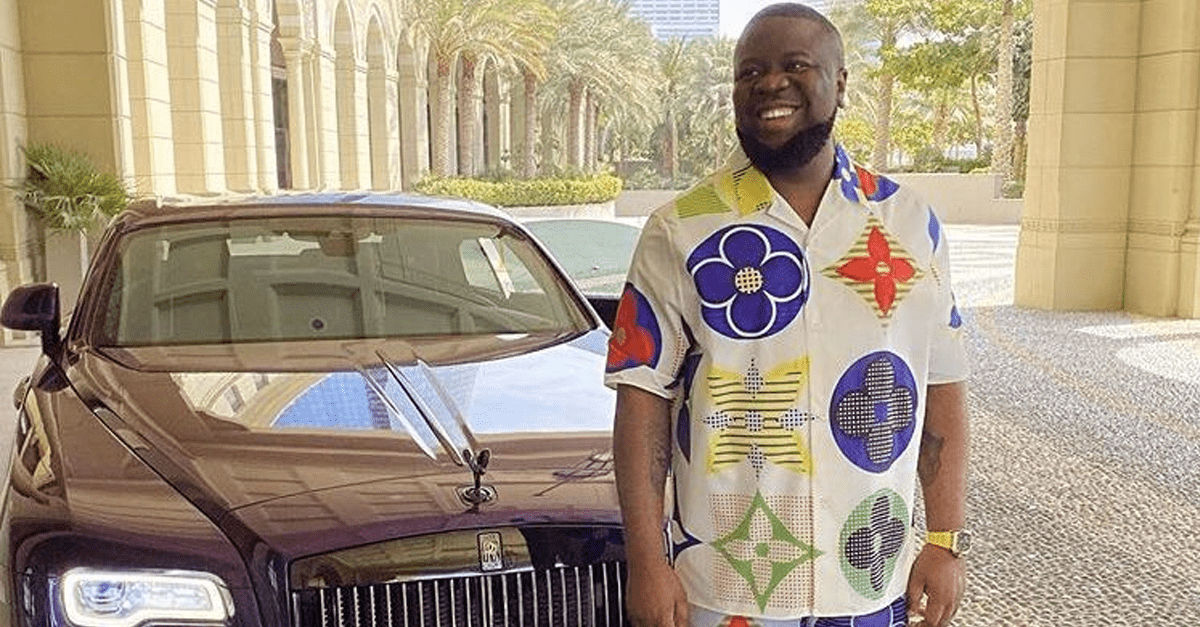 Influencer sa chválil peniazmi, drahými autami či oblečením. Teraz ho pre podvody vyšetruje polícia