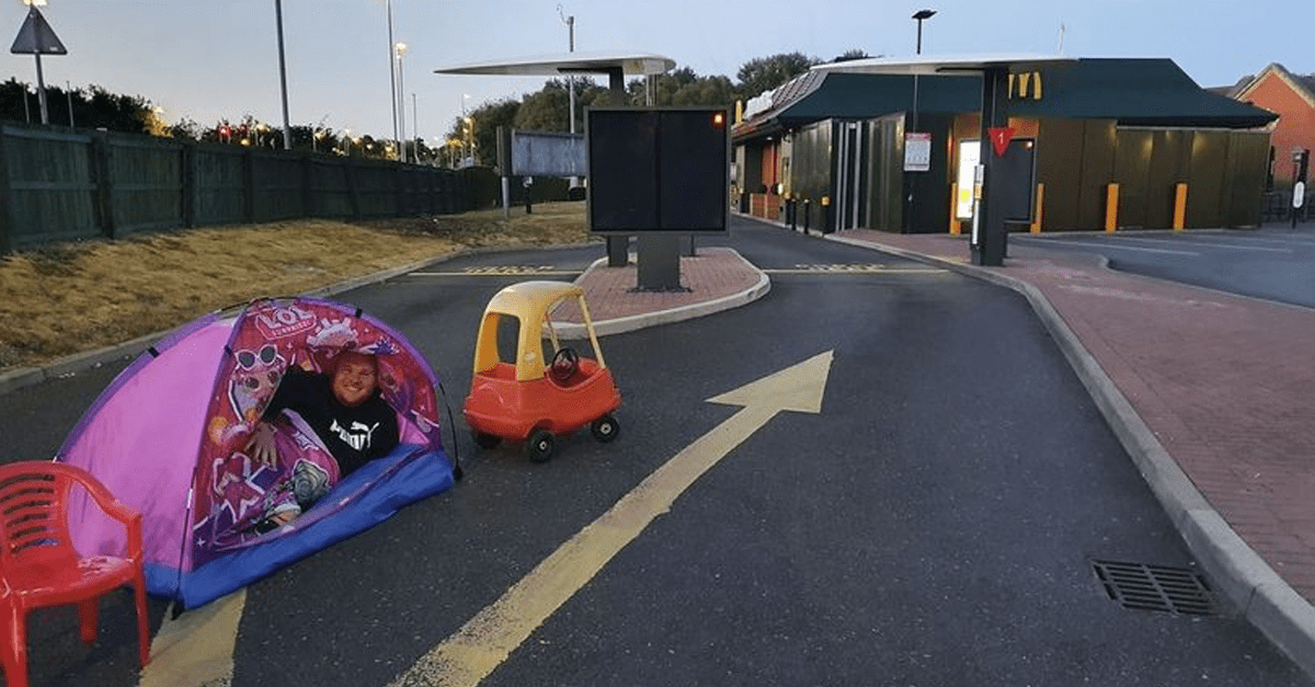 Otec kempoval pred McDonald’s, aby bol pri znovuotvorení prvý v rade. Potom sa dozvedel, že prišiel o 4 dni skôr