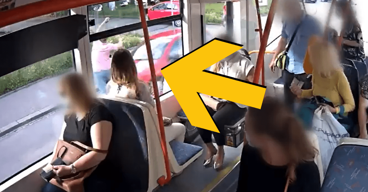 Muž z Česka uvidel revízora, zľakol sa a vyskočil z MHD. Následne ho zrazilo auto