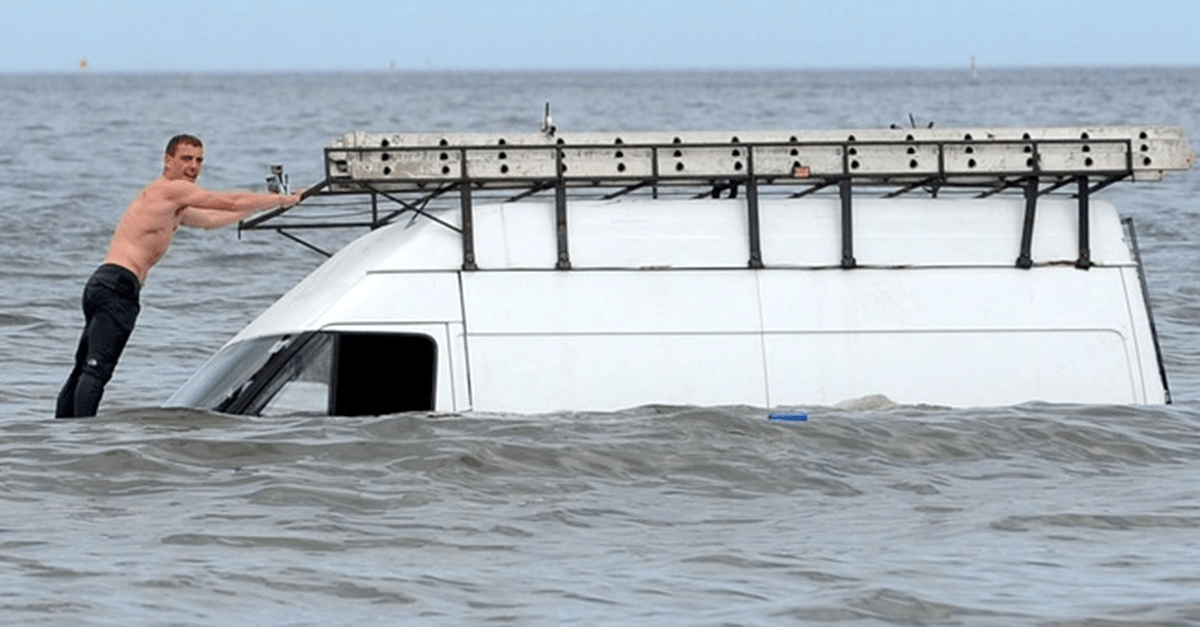 Muž riskoval svoj život a zaplával si do svojej utopenej dodávky. Chcel si len zachrániť cigarety