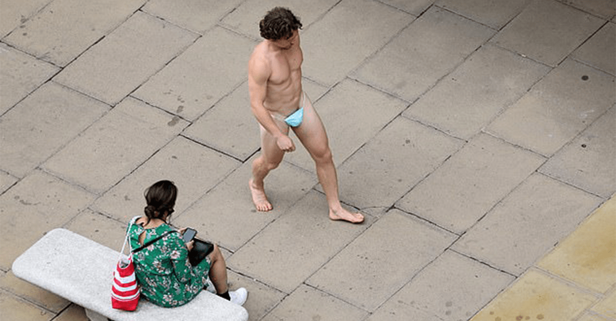 Muž sa prechádzal s rúškom po centre Londýna. Nemal ho však na tvári, ale penise
