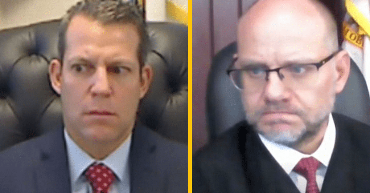 Súd cez internet musel byť zrušený, nakoľko ho niekto hackol a začal tam púšťať porno