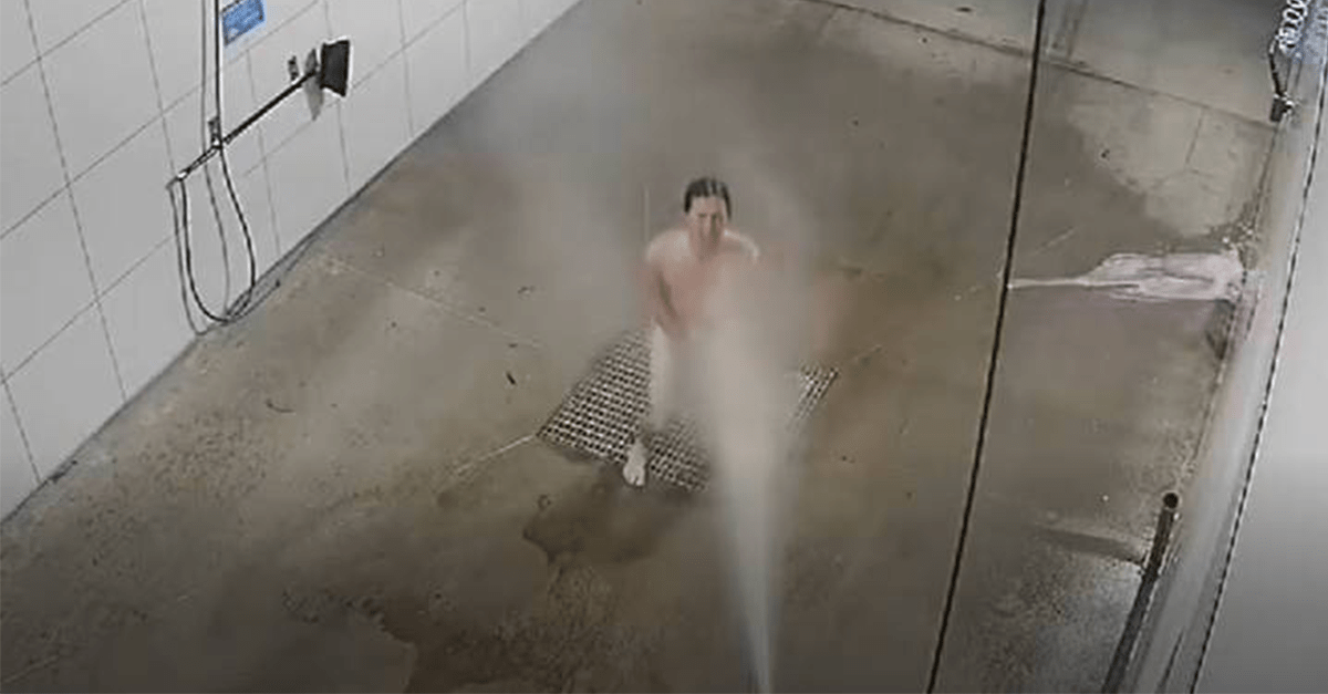 Muž prišiel nahý do autoumyvárky a začal sa sprchovať. Z videa, ktoré to zachytáva, je teraz hit internetu