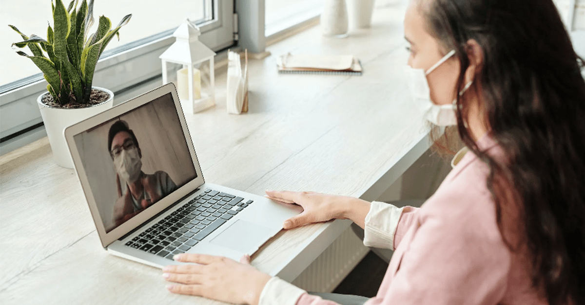 Štátne orgány nakázali zamestnancom, aby nosili rúška aj počas videokonferencií