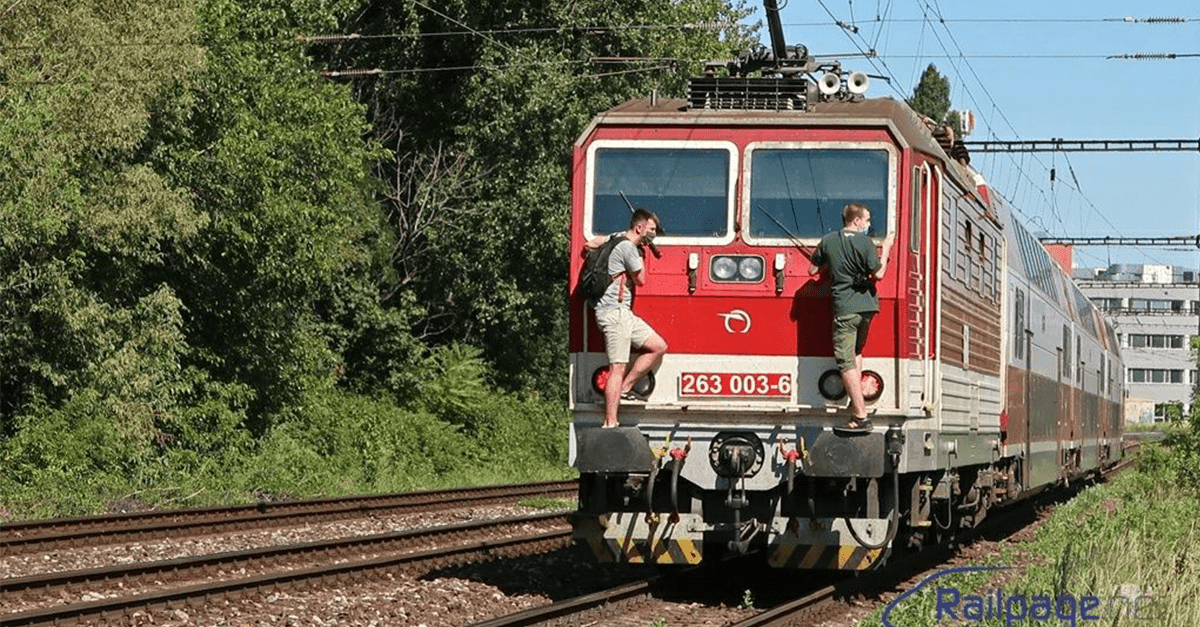 Mladíci z Bratislavy sa viezli na nárazníku lokomotívy. Teraz im za to hrozí vysoká pokuta