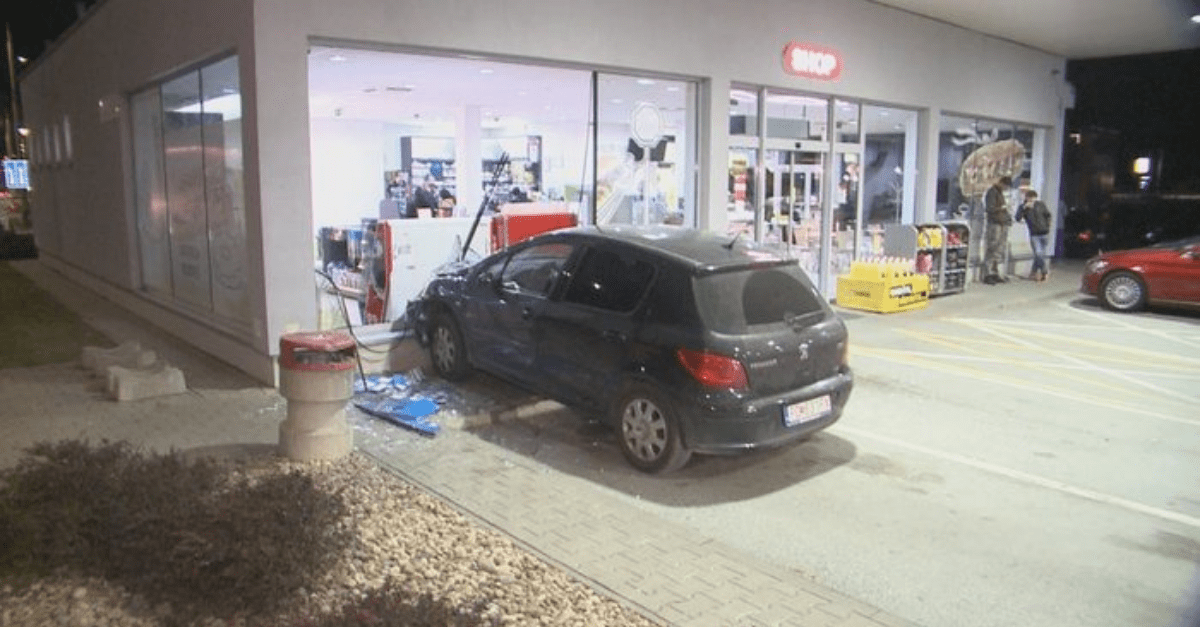 Muž z Prešova poprosil opitú kamarátku, aby vyskúšala brzdové svetlá. Namiesto toho narazila do benzínky