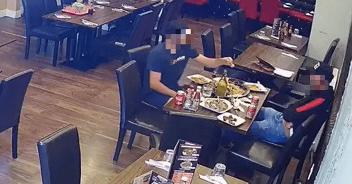 Zákazník si naschvál hádzal vlasy do jedla, aby ho dostal zadarmo. Na bizarné video ho natočila bezpečnostná kamera
