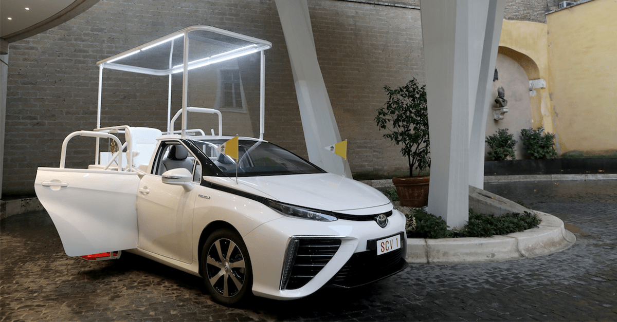 Pápež dostal špeciálny papamobil na vodík. Má to však jeden bizarný háčik