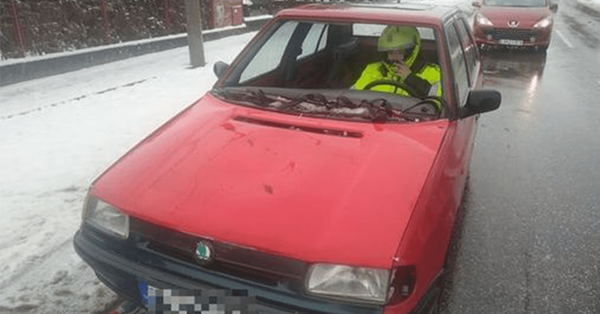 Slovenskí policajti zastavili Felíciu bez motora, čelného skla a svetiel. Vodič mal navyše prilbu a reflexnú vestu