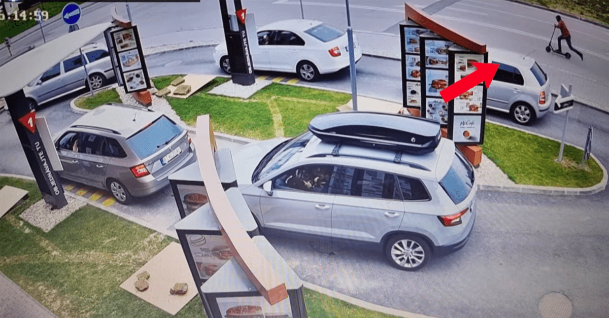 Bizarné video baví Slovákov: Ukradol mužovi kolobežku, ten ho dobehol a zadržal