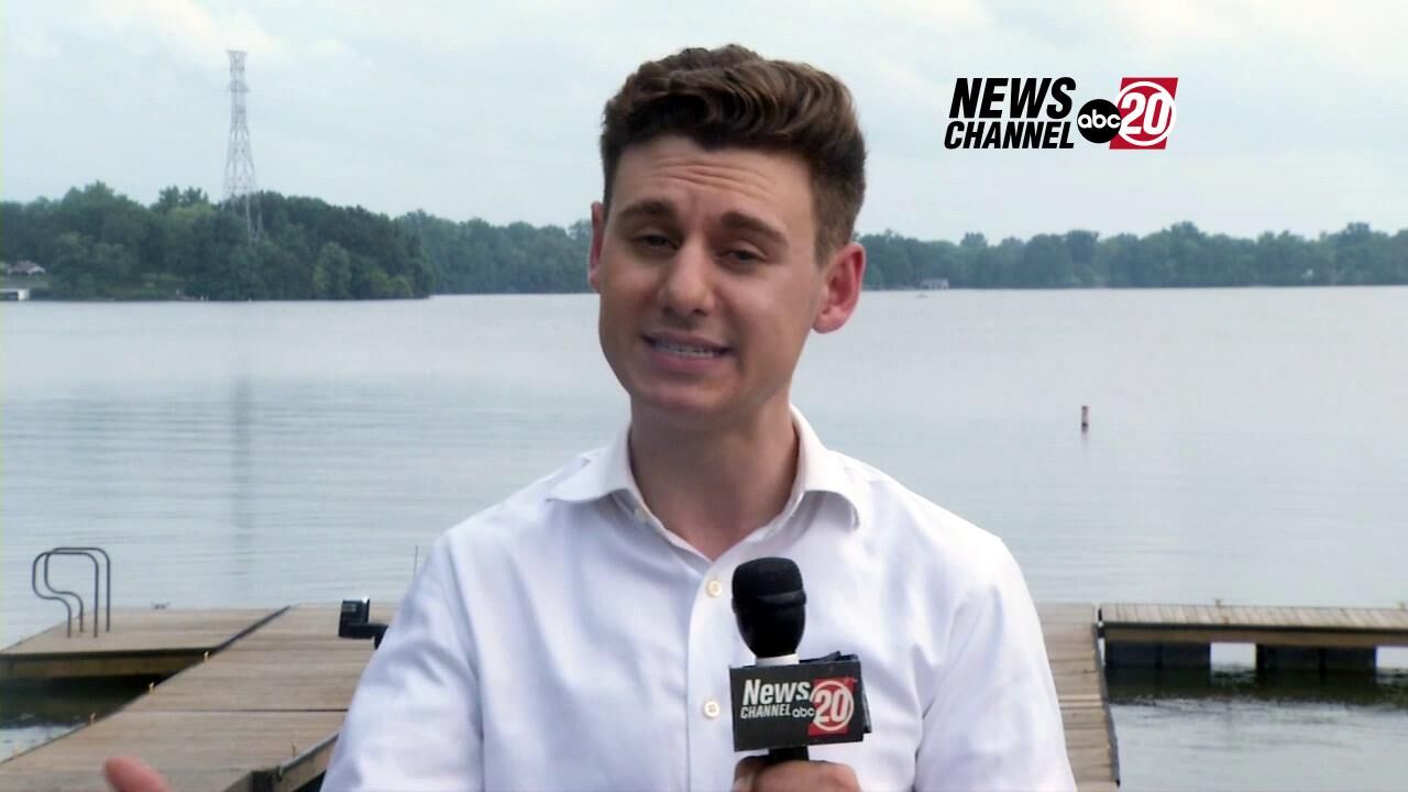 Muž omylom utopil svoje auto počas živého vysielania. Pozri si zábavný video záznam