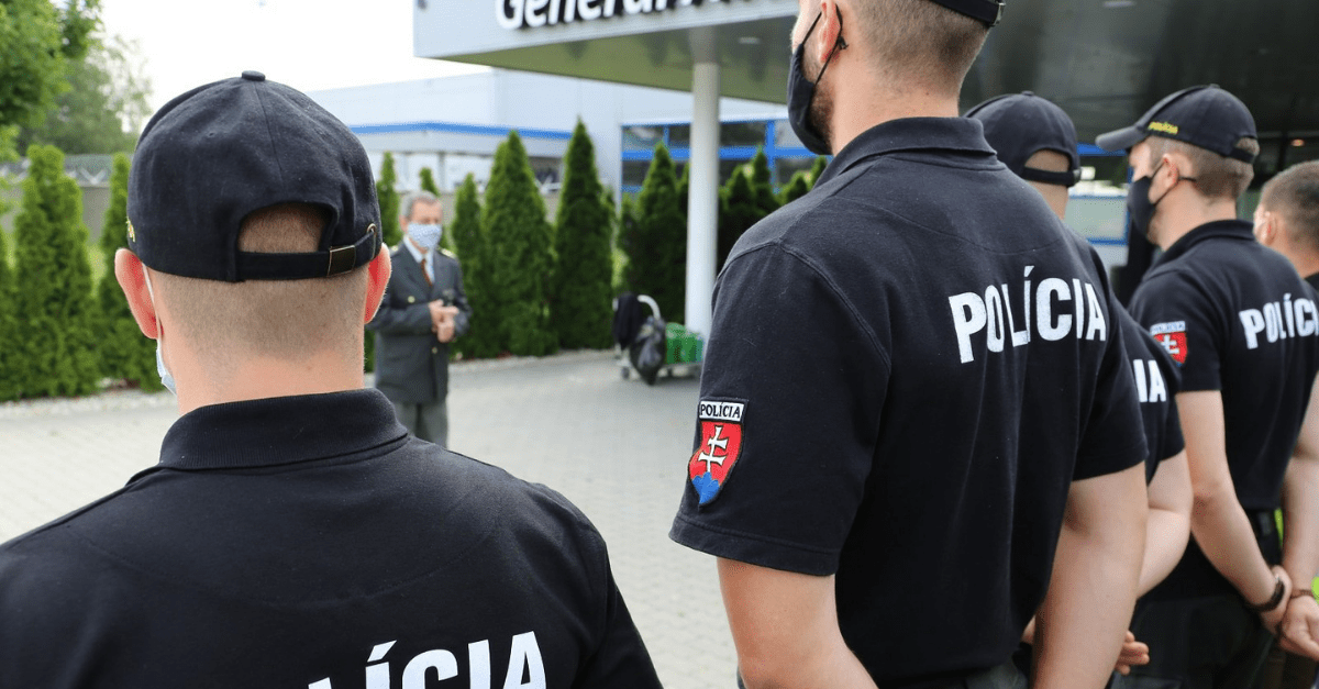 Slovák chcel ujsť väzeniu, no pri úteku pred políciou sa prepadol a zasekol v strope