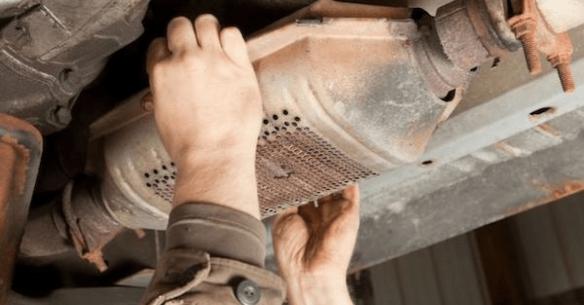 Muž zomrel po tom, čo kradol katalyzátor spopod auta