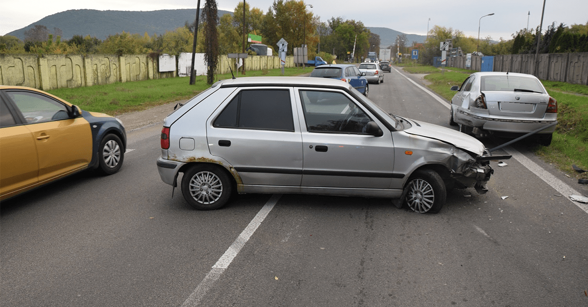 Do auta muža, ktorý mal zákaz šoférovania, nabúral dôchodca s rovnakým zákazom