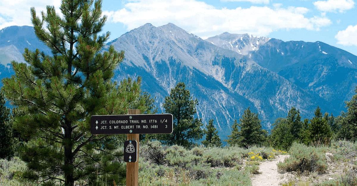 Turista stratený v horách nezdvíhal telefón, pretože mu záchranári volali z neznámeho čísla