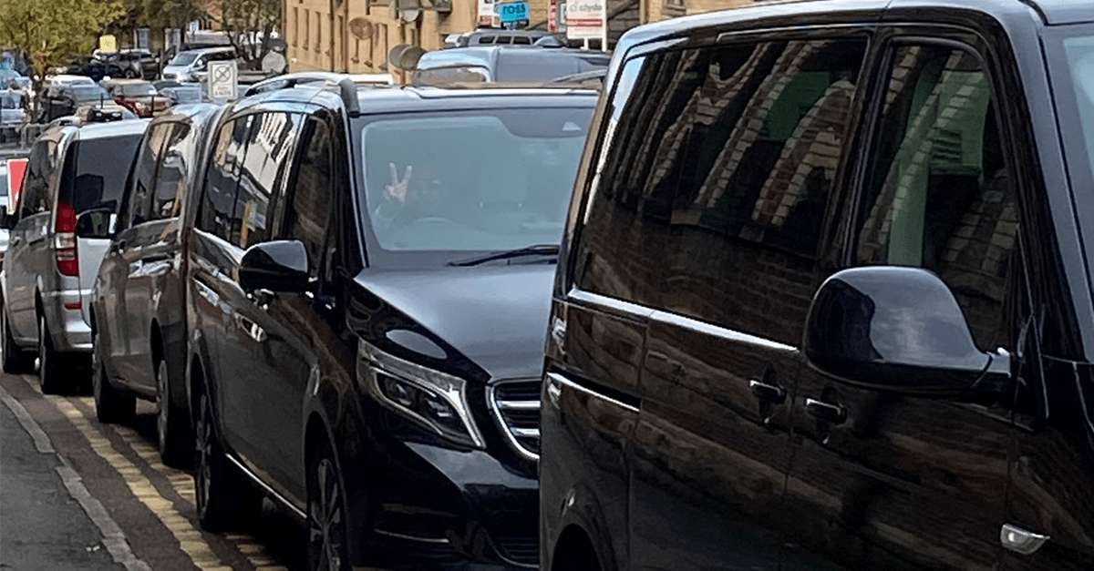 Počas klimatického summitu stáli na uliciach naštartované autá svetových lídrov