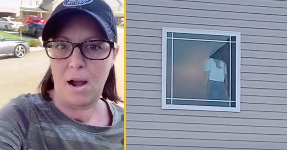 Žena si myslela, že má v kúpeľni nepriehľadné okno. Potom zistila, že ju pri sprchovaní sleduje celá ulica