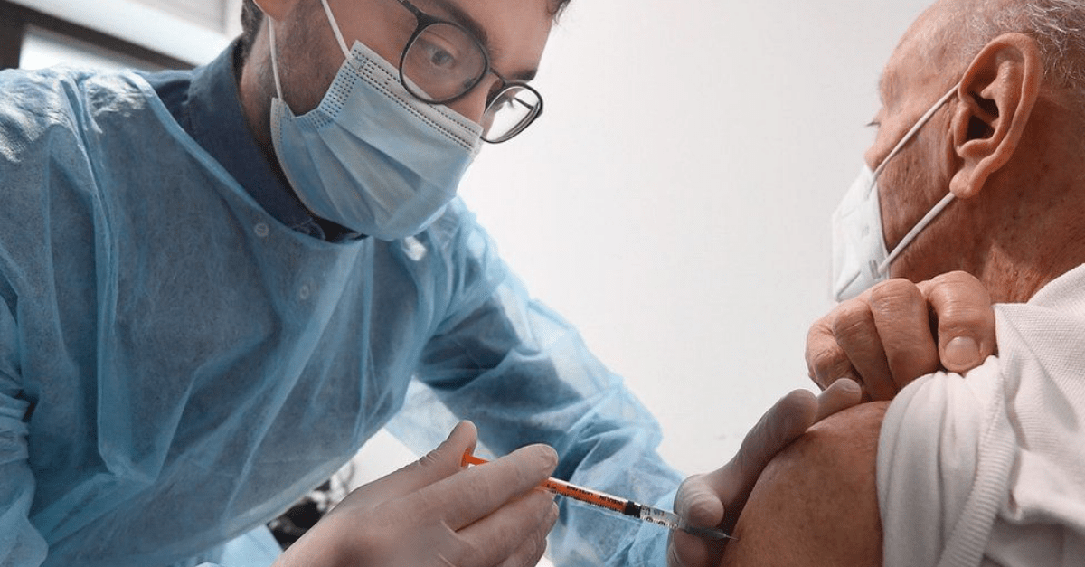 Muž sa chcel dať zaočkovať do falošnej, umelej ruky. Chcel totiž Covid Pass