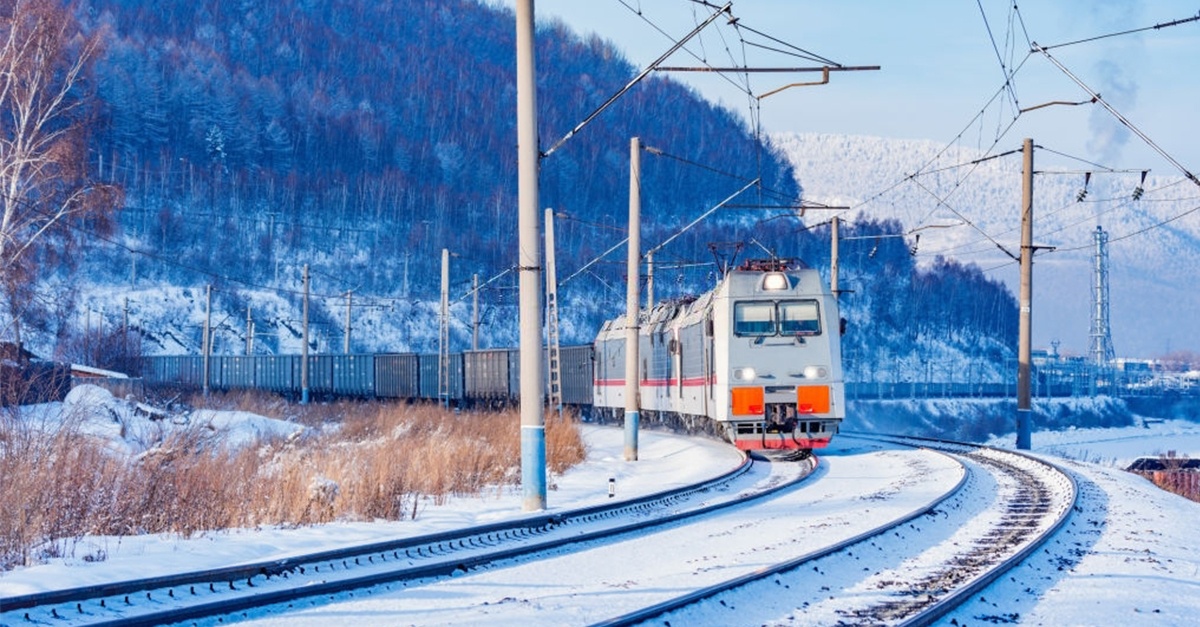 Opitý Rus zaspal pri -18°C na vlakovej trati. Prešiel ho vlak, nič sa mu však nestalo