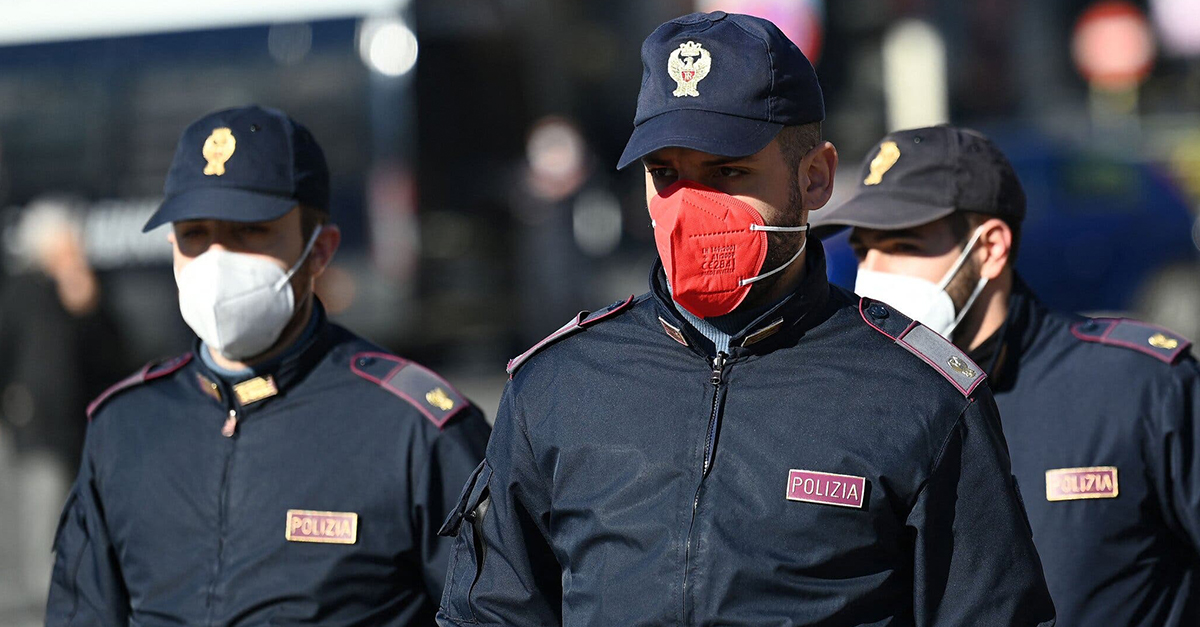 Policajti odmietajú nosiť ružové respirátory. Vraj podkopávajú ich imidž