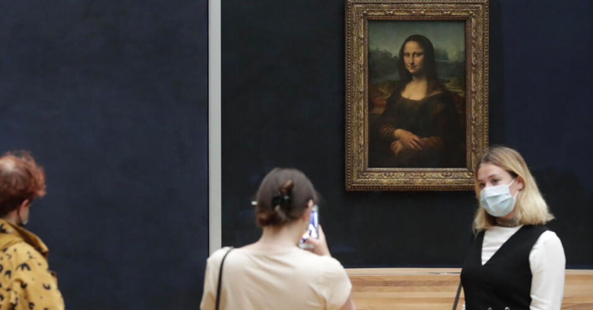 Aktivista prestrojený za ženu na vozíku hodil tortu na obraz Mony Lisy. Skončil na psychiatrii