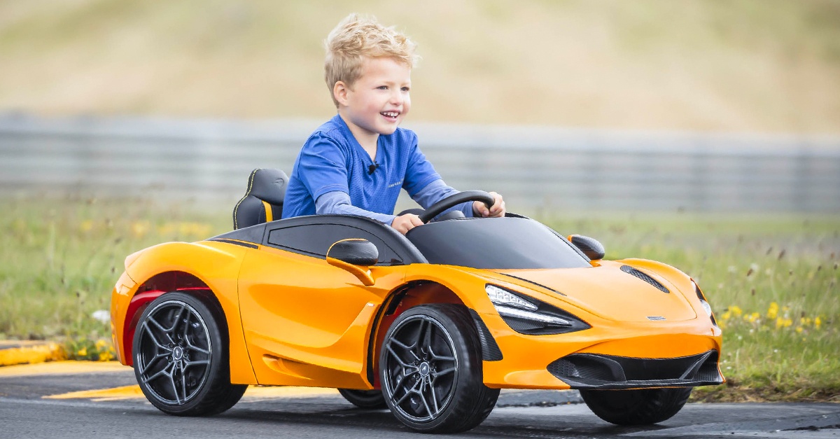 Polícia v Brne zastavila deti, ktoré sa na elektrickom autíčku premávali po hlavnom ťahu