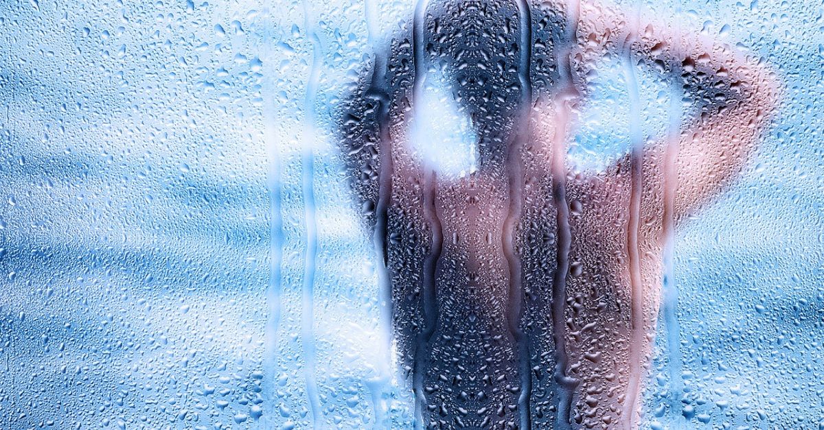 Žena spustila búrlivu debatu, keď svojho priateľa nazvala nechutným, pretože sa sprchuje každé tri dni