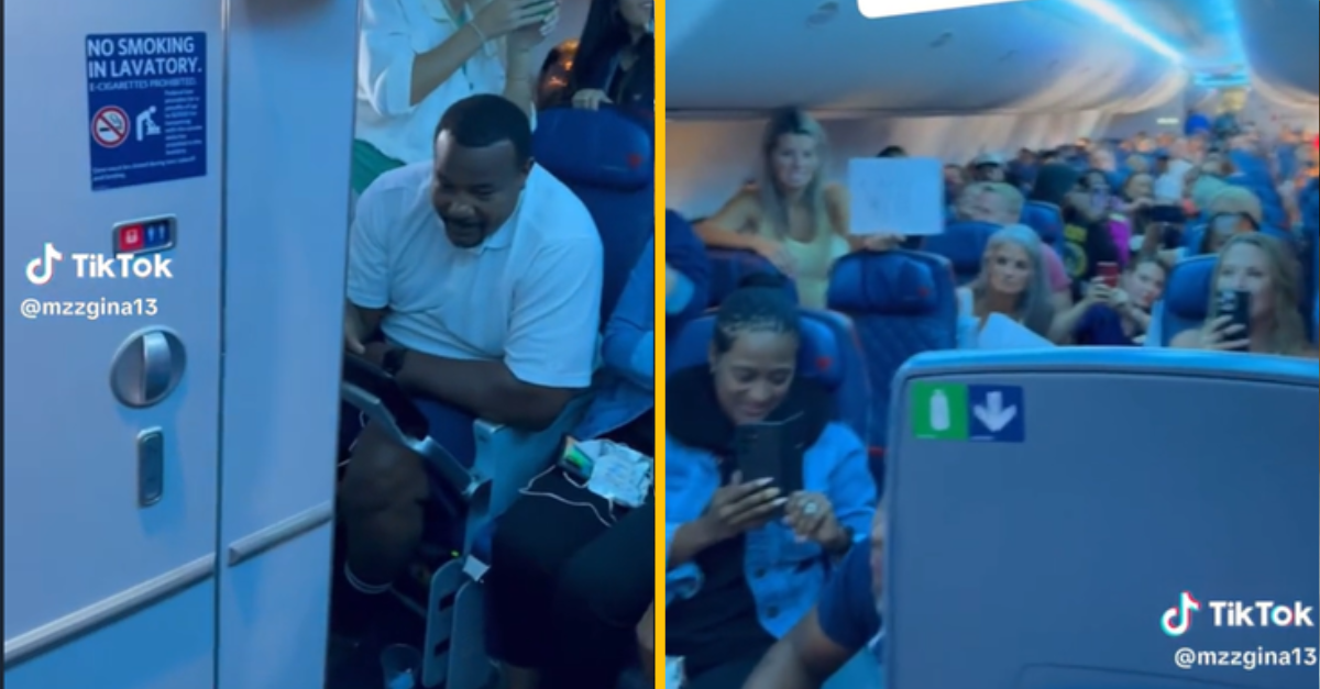 Muž pokľakol priamo pred záchodom v lietadle. Takto zareagovala jeho priateľka