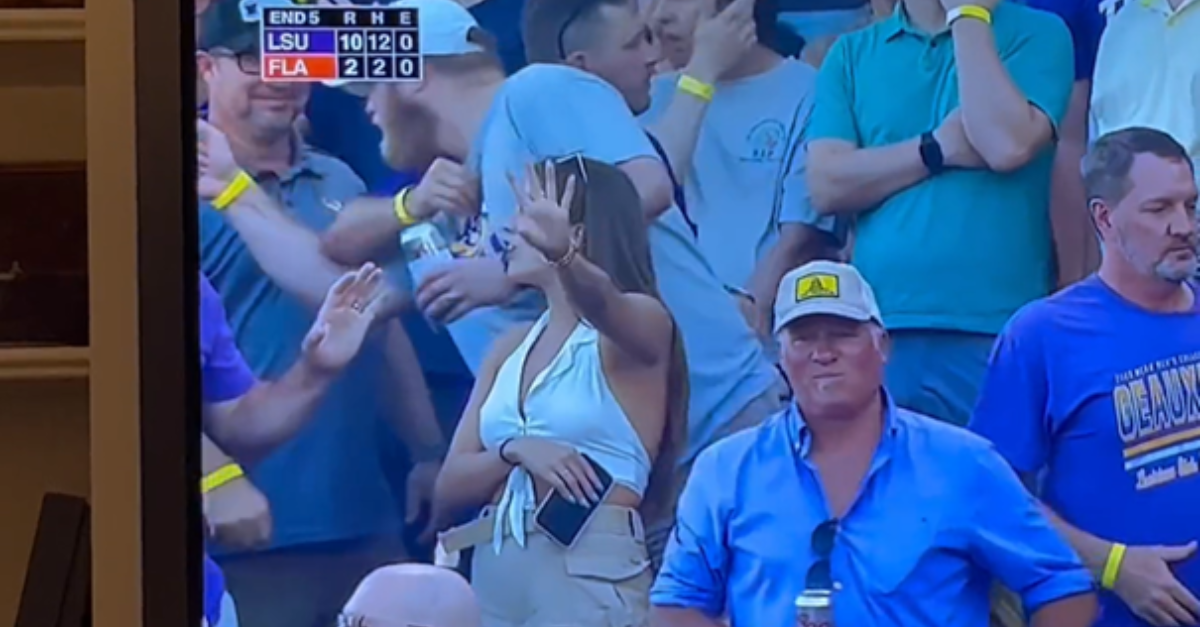 Žena odmietla muža priamo na veľkej obrazovke. Zábery sa rýchlo stali virálnymi