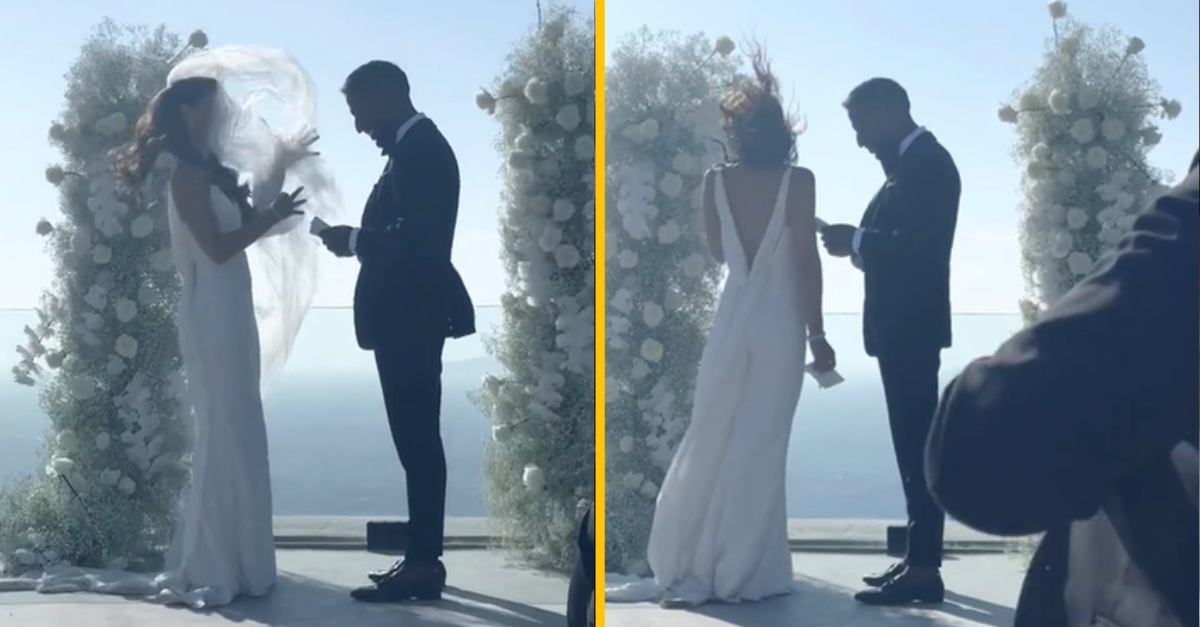 Silný vietor strhol neveste závoj priamo z hlavy. Jej reakcia vás dostane