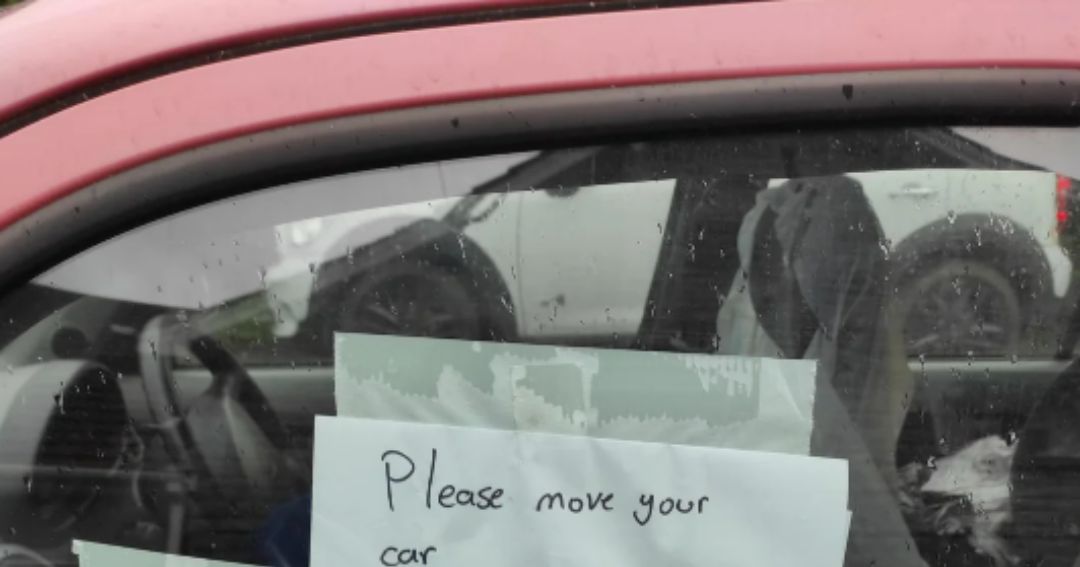Sused požiadal nezvyčajným spôsobom suseda, aby preparkoval auto. Na okno mu prilepil odkaz