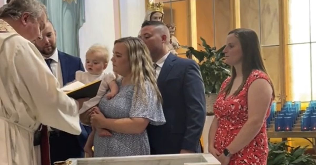 Bábätko prerušilo vlastný krst. Vyrazilo Bibliu kňazovi priamo z rúk