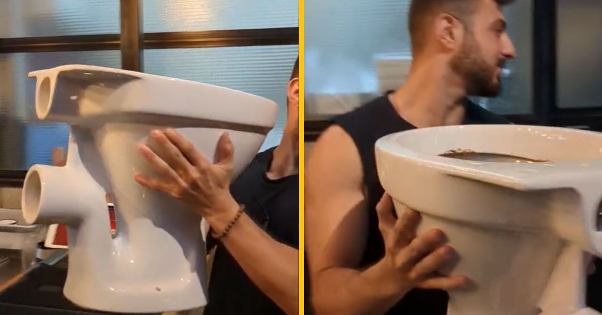 V reštaurácii im naservírovali dezert priamo zo záchoda. Vyzeral presne ako exkrementy