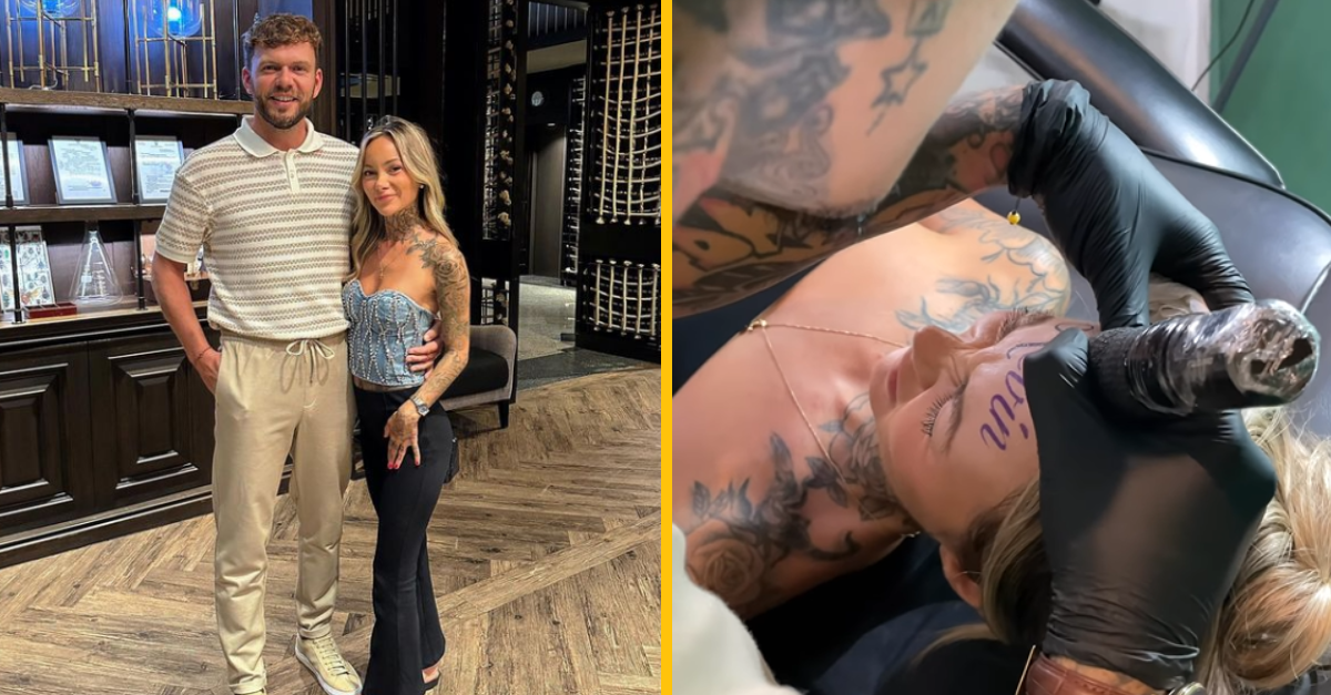 Nechala si na čelo vytetovať priateľovo meno. Influencerka odkázala neprajníkom, že nič neľutuje