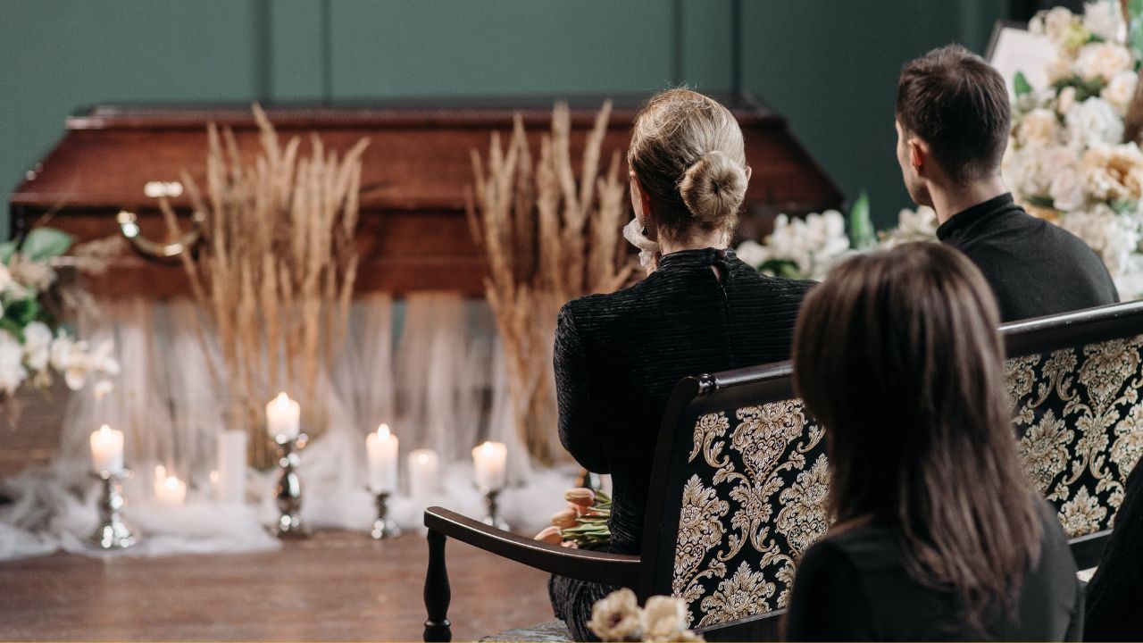 Muž požiadal priateľku o ruku na strýkovom pohrebe. Vraj chcel zlepšiť náladu