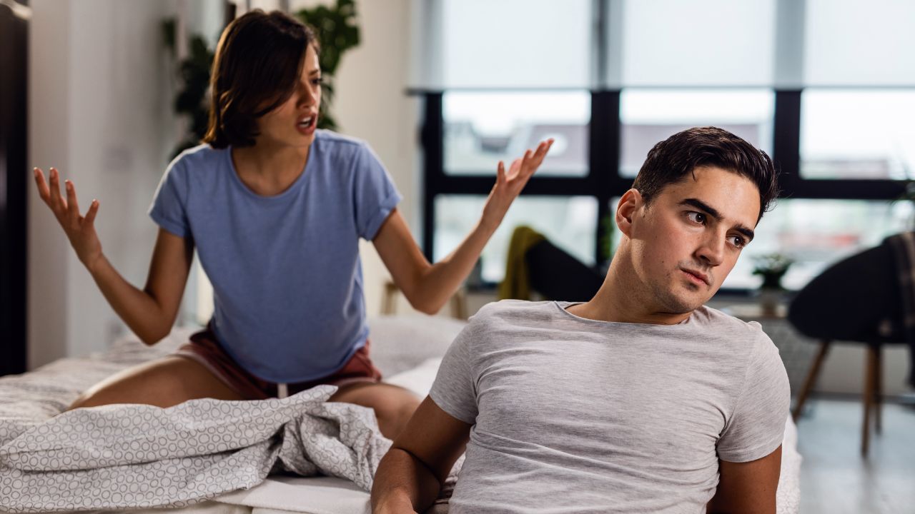 Pár sa akosi nepohodol. Zatiaľ čo muž nevidí nič divné na tom, že spáva v jednej posteli s mamou, jeho priateľka nesúhlasí