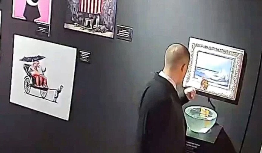 Ochrankár sa pokúsil na výstave zjesť umelecké dielo. Pri čine ho pristihli bezpečnostné kamery