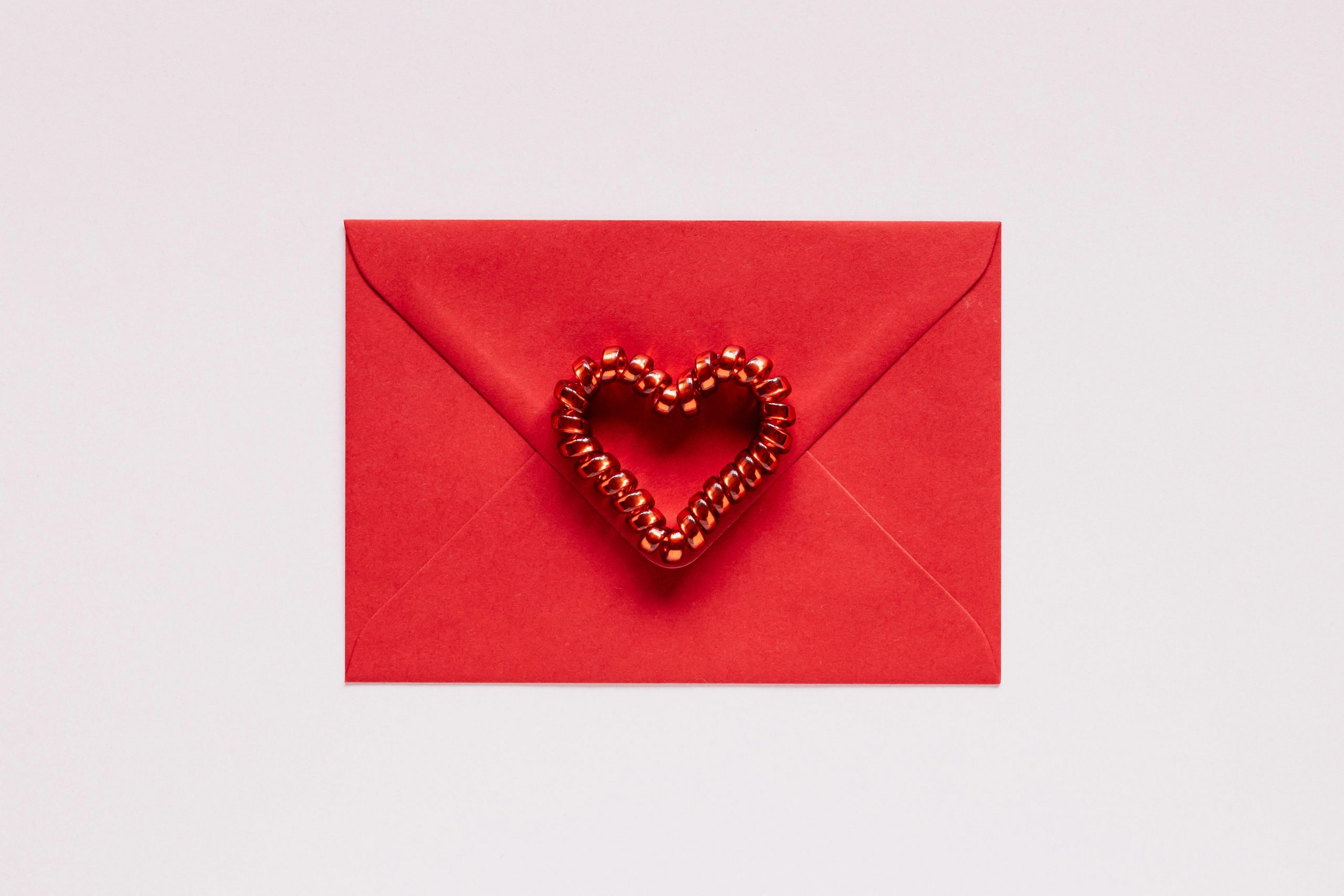 Žena sa vraj zo žiarlivosti pokúsila zadusiť manžela vankúšom. Našla pohľadnicu spred 60 rokov od cudzej ženy