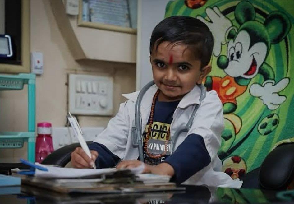 Ganesh Baraiya je najmenší lekár na svete. Nemeria ani meter, no denne zachraňuje ľudské životy