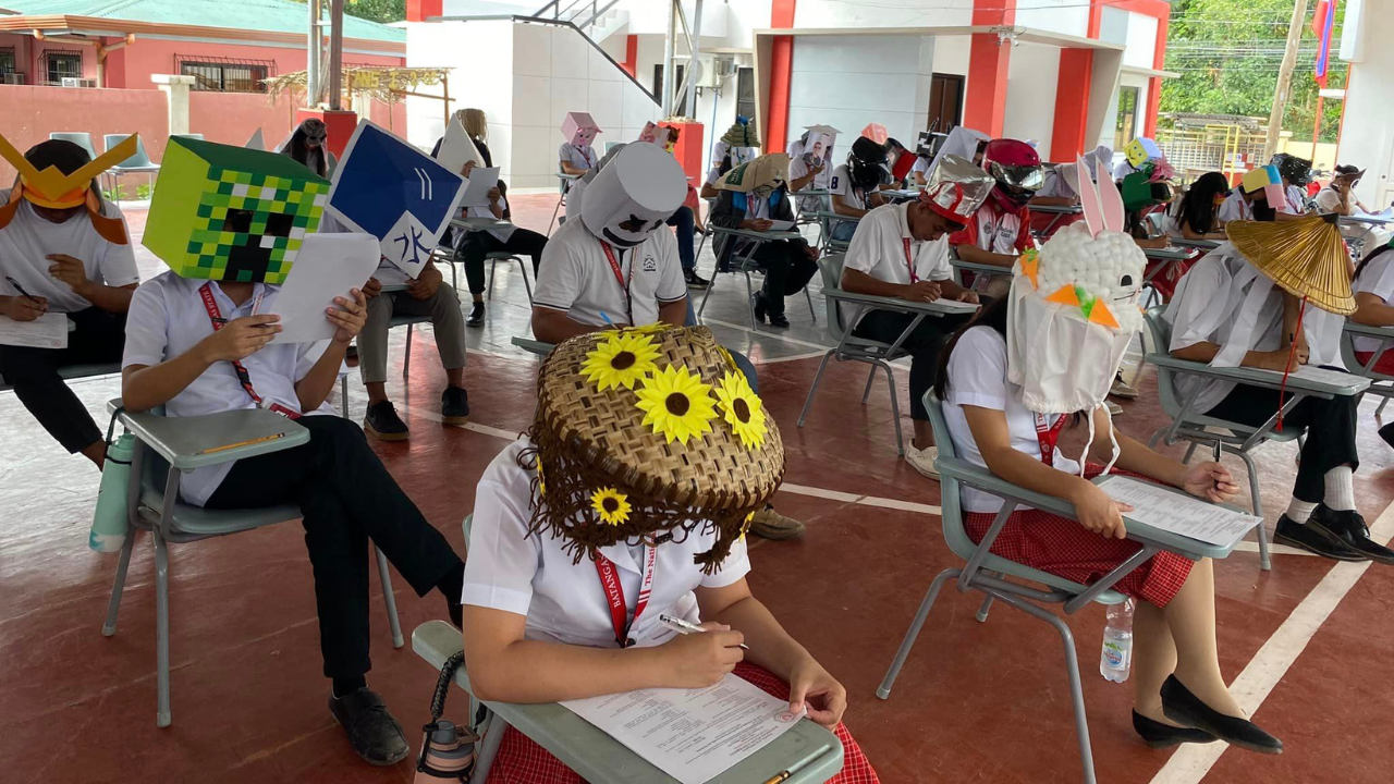 V tejto triede nikto neodpisuje! Študenti sa stali virálnymi pre ich anti-podvádzacie klobúky