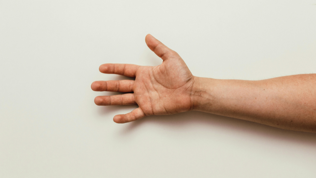 Muž požiadal doktora, aby mu odstránil dva zdravé prsty, keďže z nich mal vraj traumu