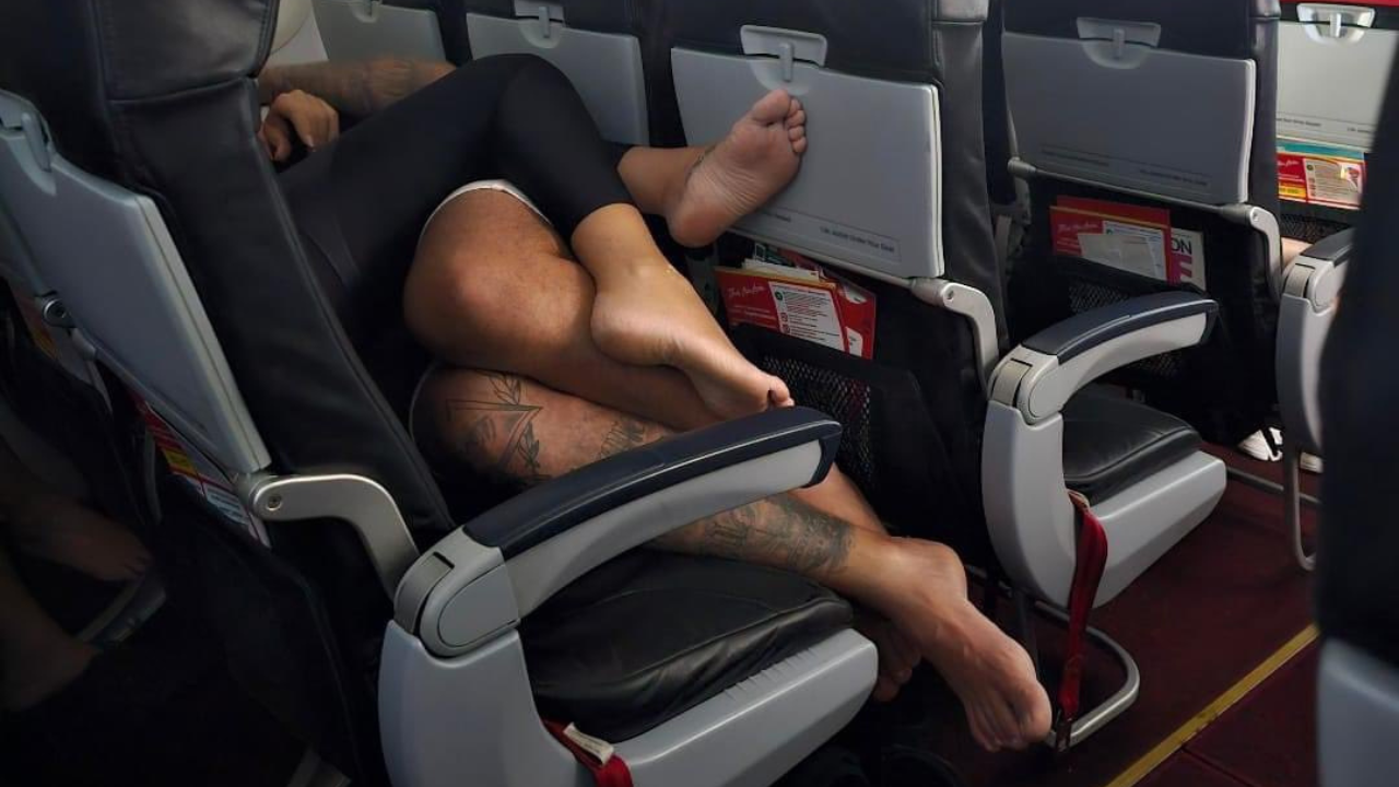 Pár v lietadle sa rozhodol až príliš zblížiť. Ich poloha šokovala ostatných cestujúcich