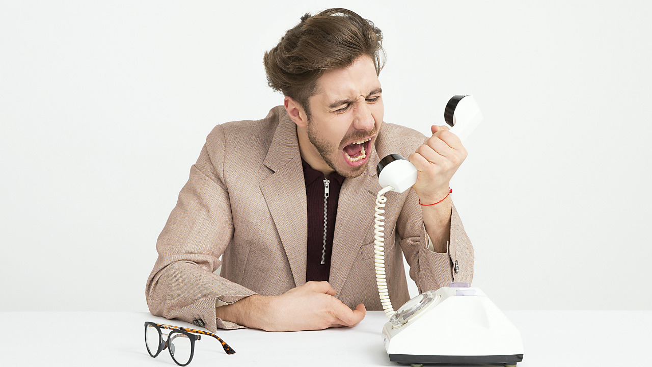 Už žiadni naštvaní zákazníci. Spoločnosť využila umelú inteligenciu, aby menila krik ľudí na pokojnú reč